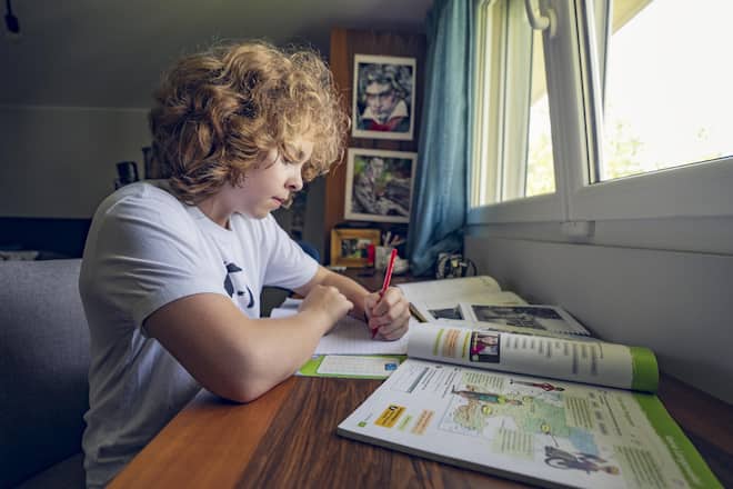 <p>In seinem Zimmer beim Schulaufgaben-Machen. An der Wand ist sein Idol Beethoven präsent, darunter Sergei Rachmaninow.</p>