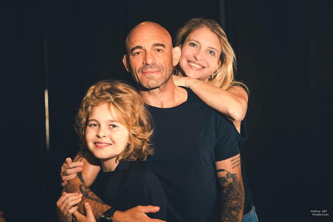 <p>Lucas mit seinen Eltern Nicolas und Evgenia Vojakina. Seine Mutter ist gebürtige Russin und Musikerin.</p>