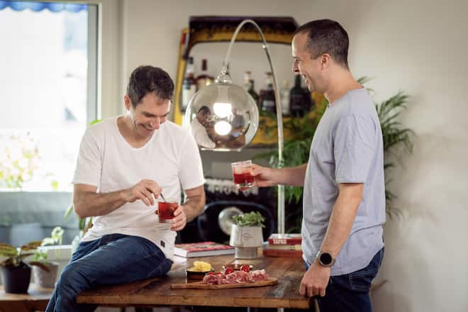 <p>«Wir sehen uns täglich im Büro, privat eher selten.» Umso mehr geniessen sie Apéros wie diesen.</p>