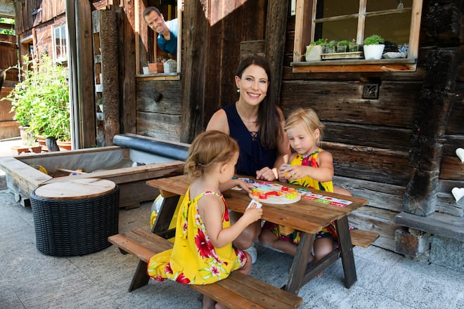 <p>Personal Trainer Stefan Halter und Moderatorin Sonia Kälin wohnen mit ihren Töchtern Lena (r.) und Noemi ganz ländlich in seinem Elternhaus.</p>