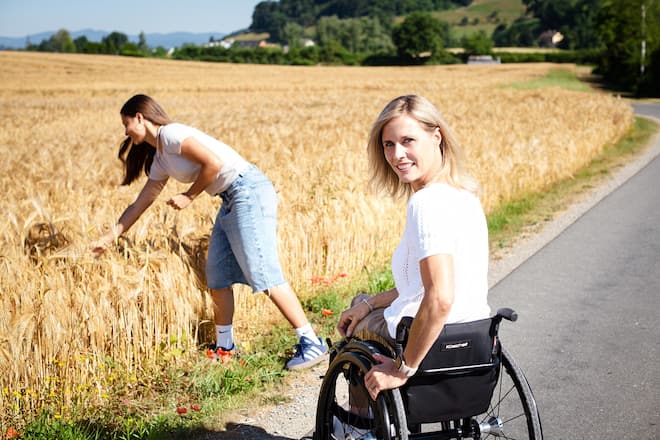 <p>Stärkung unterwegs: Von ihrer Mutter Edith hat Elin gelernt, wie gut Sauerampfer schmeckt.</p>