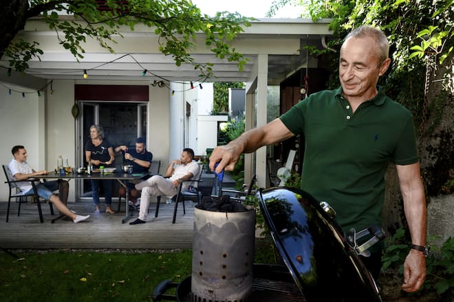 <p>Grillabend bei den Muntwylers: Wie im Zirkus sind auch zu Hause die Rollen klar verteilt. Johannes bringt den Grill zum Laufen.</p>