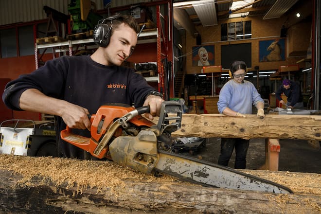 <p>In der Werkstatt legt Nicola letzte Handgriffe am Bühnenbild an: «Da das Thema Brockenhaus ist, muss es nicht perfekt aussehen.»</p>