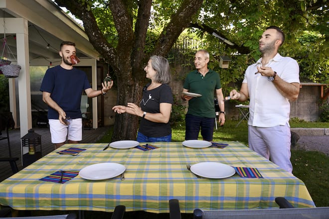 <p>Beim Grillabend wird gelacht, aufgetischt – und mit Gläsern jongliert. «Ein paar wenige sind schon kaputt gegangen», sagt Mario (l.) und grinst.</p>