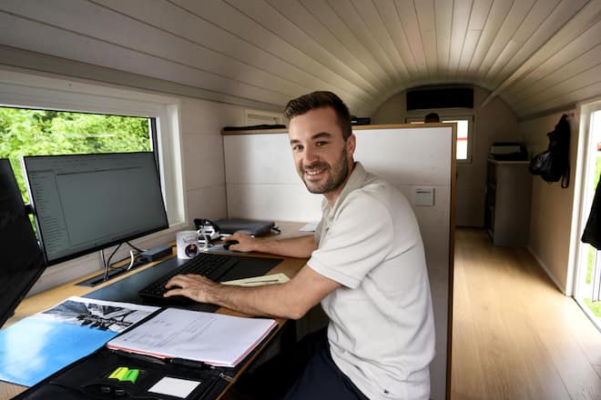 <p>Büro auf Rädern: Mario Muntwyler steuert Finanzen, Administration und Co. direkt aus dem Wagen.</p>