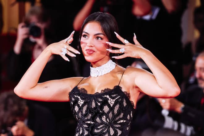 <p>Stolz hält Georgina Rodriguez ihren Verlobungsring vor die Kameras.</p>
