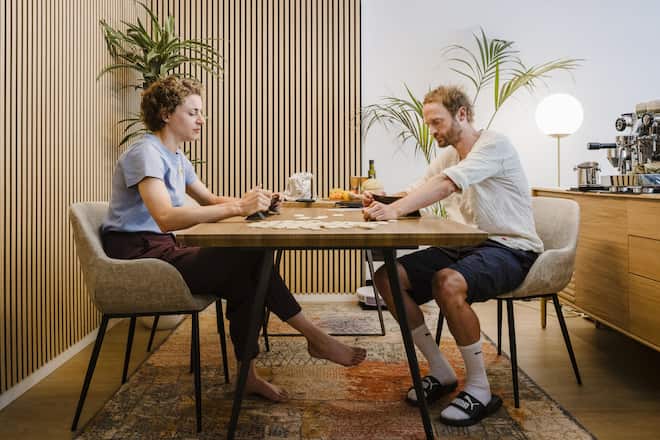 <p>Zeit für Zweisamkeit. Die Erkältung zwingt das Paar, in der Wohnung zu bleiben. Eine Partie «Rummikub» lenkt ab.</p>