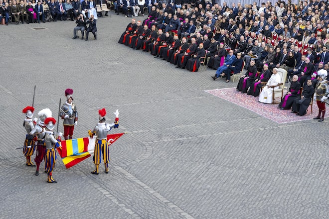 <p>Ein Kadett legt den Eid ab. Das Altersfenster für eine Aufnahme in die Päpstliche Schweizergarde liegt zwischen 19 und 30 Jahren.</p>