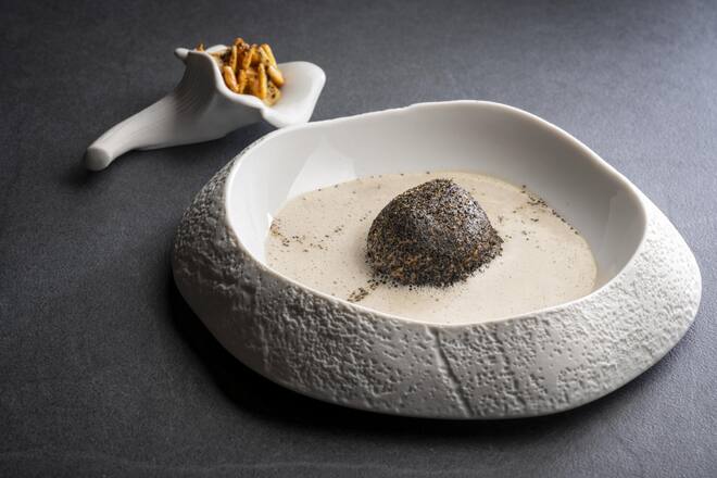 <p>Der Clou an der Steinpilzsauce zum Überraschungsei ist Mädesüss. Â part werden Pfifferlinge gereicht.</p>