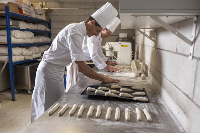 <p>Desbraux' Bruder Florian (hinten) ist Patissier in der «Maison Wenger». Er hilft Jérémy natürlich beim Brotbacken.</p>