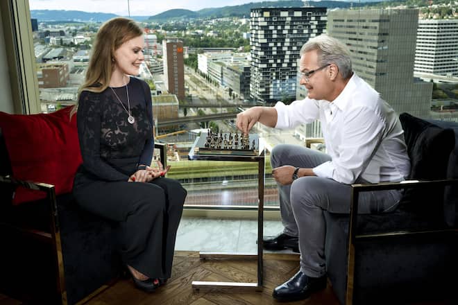<p>Aufgeweckt statt Matt: In ruhigen Momenten spielt das Paar gern eine Partie Schach – wenn nicht der Ausblick zu sehr ablenkt.</p>