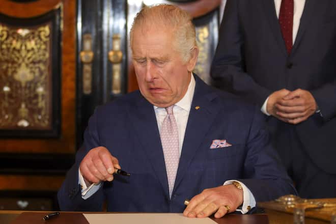 <p>Klecksende Füllfederhalter oder im Weg stehende Tintenfässer lassen den Monarchen manchmal rot sehen.</p>