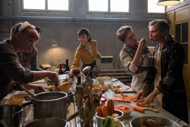 <p>Sammeln, testen, weiterverbreiten: Im Film wird die «Testküche» im Keller der Agentur eingerichtet. Hausfrauen aus der ganzen Schweiz verraten Emmi Creola-Maag ihre Rezepte.</p>