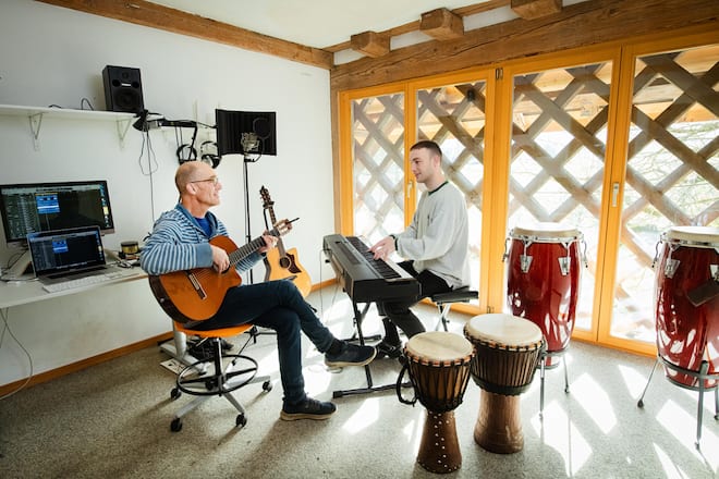 <p>Wenn Tim Zeit hat, unterstützt er seinen Vater musikalisch. Auf der Bühne und im privaten Aufnahmestudio.</p>