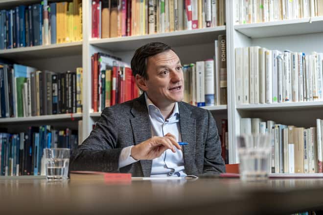 <p>Der ehemalige Journalist aus Wallisellen ZH ist seit 2023 Direktor des liberalen Thinktanks Avenir Suisse. Müller studierte VWL in St. Gallen. Er ist Kolumnist für die «NZZ am Sonntag» und lehrt an der Uni Zürich. Der 42-Jährige fährt gerne Velo und lebt in Wiedikon.</p>