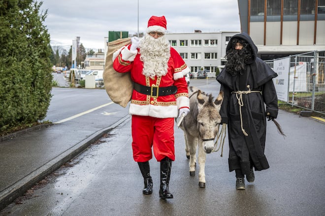<p>Drei Thurgauer unterwegs im Zürcher Oberland: Chlaus Zubi, Eseli Sissi und Schmutzli Karin sind auf dem Weg zum Treffen mit den Kindern im Wald.</p>