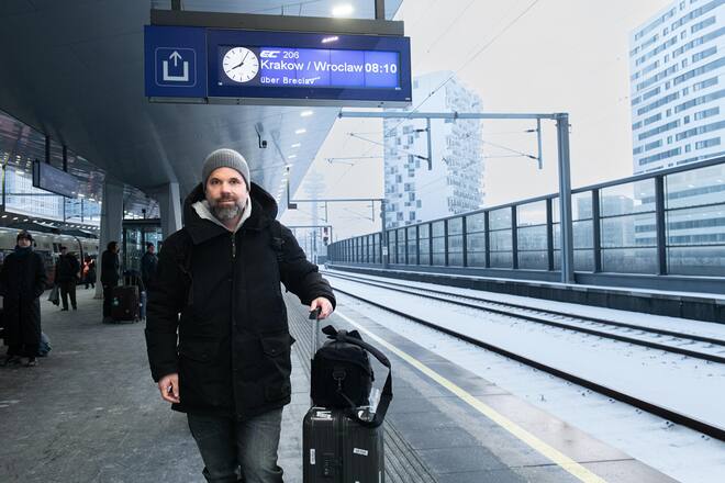 <p>Lange Reise: Mit dem Zug gehts nach Krakau, von dort zu Fuss über die Grenze, mit dem Fahrer nach Lwiw und dann mit dem Zug nach Kiew.</p>