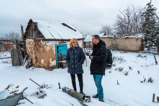 <p>Bewegende Schicksale: In der Ostukraine trifft Nauer eine Mutter, deren Haus von den Russen teilweise zerstört wurde.</p>