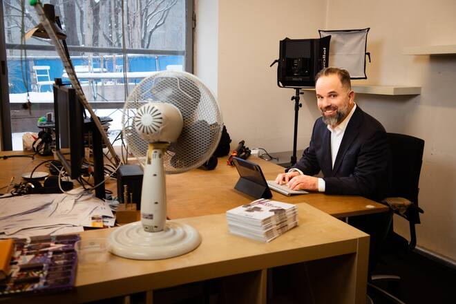 <p>Humor hilft: «Gerade im Krieg tut es gut, mit den Menschen auch mal zu lachen», sagt Nauer in seinem Wiener Co-Working-Space.</p>