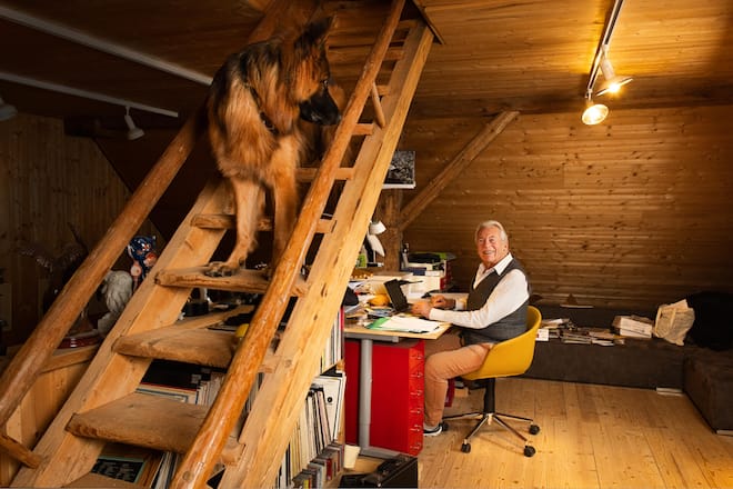 <p>Die Altdeutsche Schäferhündin Whoopie wartet auf der Holztreppe, bis Herrchen mit der Arbeit fertig ist und wieder Zeit zum Spielen hat.</p>