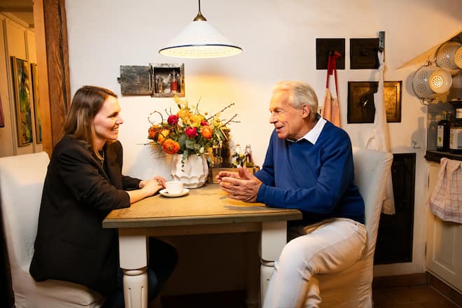 <p>Mit Tochter Nina plaudert Pepe gern über alte Zeiten: «Als Kind schlief sie auf Tournee backstage im Wäschekorb.»</p>