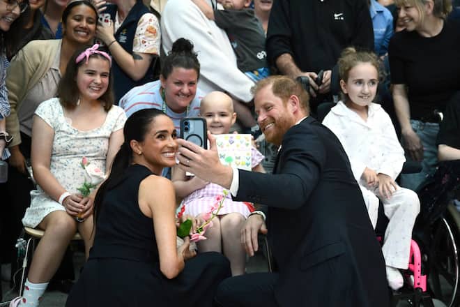 <p>Prinz Harry und Herzogin Meghan besuchen kurz nach ihrer Ankunft am Dienstagmorgen im australischen Melbourne ein Kinderkrankenhaus.</p>