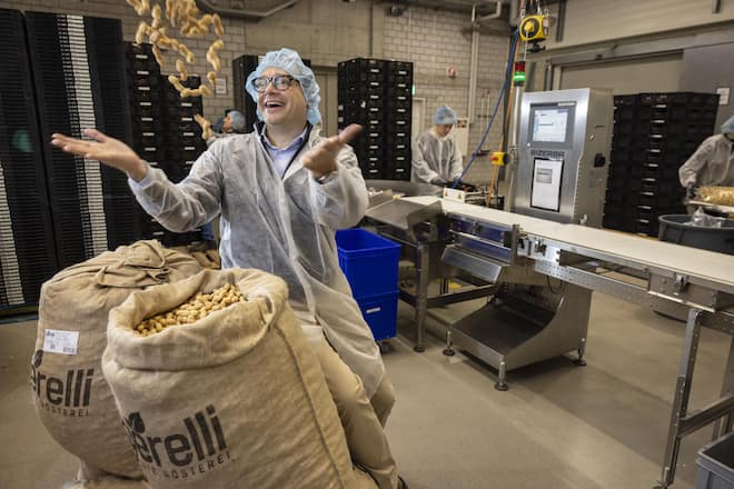 Geschäftsführer Raphael Weiss vor einem Fünfkilosack in der Abfüllanlage der Firma Gerelli in Frauenfeld.