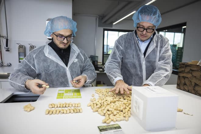 Qualitätskontrolle: Raphael Weiss und Produktionsleiter Edmond Gashi (l.) prüfen, ob die Kalibrierung stimmt.