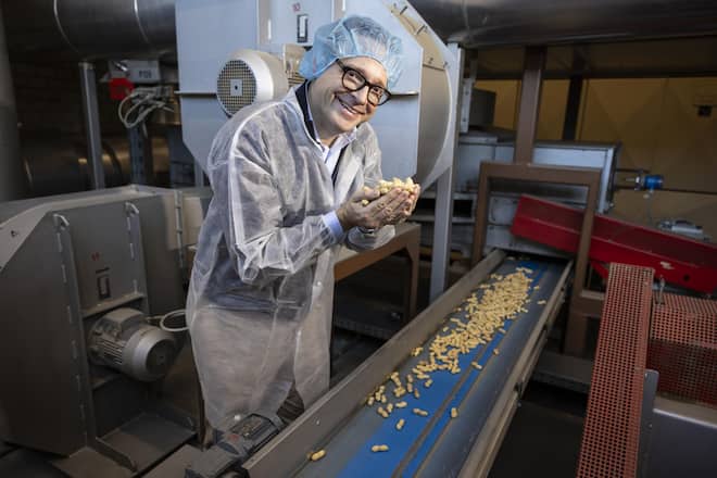 «Mh, das schmeckt fein!» Raphael Weiss riecht an einer Handvoll spanischer Nüssli gleich nach dem Rösten und Abkühlen.