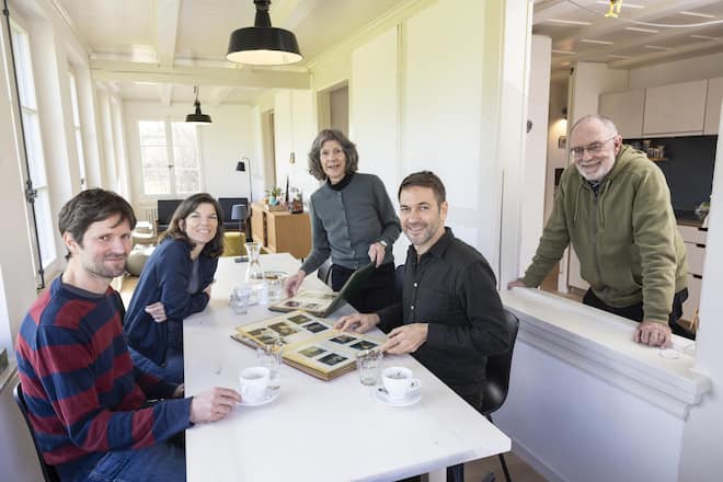 Beim Filmemacher daheim in Suberg BE: Simon Baumann blättert im Fotoalbum der Familie. Er und sein «Brüetsch» Kilian (l.), seine Partnerin Kathrin und die Eltern Stephanie und Ruedi.