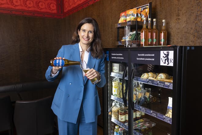 Der neue präsidiale Kühlschrank im Parlament. Aus Rinikers Heimat Aargau gibts Bier und Brändli-Bomben, aus Andrea Caronis Heimat Appenzell Ausserrhoden Säntis-Käse und Biberli.