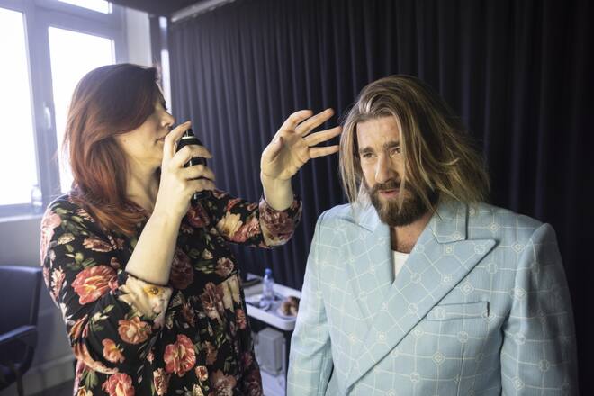 Stylistin und Visagistin Julia Grunz macht Baschis Haare schön. «Allzu viel brauchts gar nicht.»