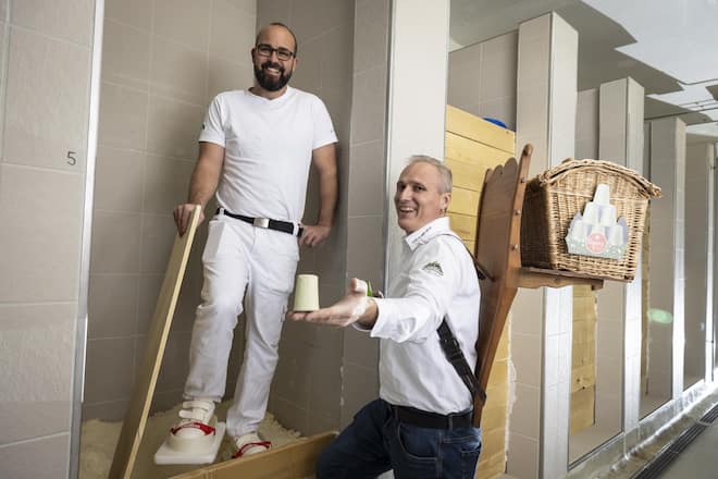 Getreten: Während Produktionsleiter Paul Schnellmann den Rohziger im Silo stampft, zeigt CEO Reto Hiestand ein fertiges Zigerstöckli.