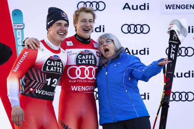 Bundesrätin Elisabeth Baume-Schneider lässt sich zu einem spontanen Ständchen mit Marco Odermatt und Franjo von Allmen hinreissen!