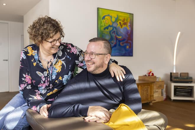 «Ich begleite Philipp gern, halte mich aber im Hintergrund», sagt Nathalie Bregy. Das Bild an der Wand stammt von Bregys Vater.