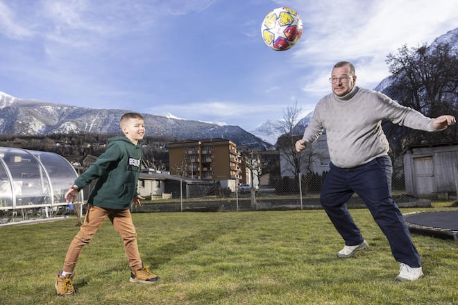 Früher selber Stürmer, steht Bregy heute meist an der Seitenlinie – dafür kickt Junior Maximilian beim FC Naters.