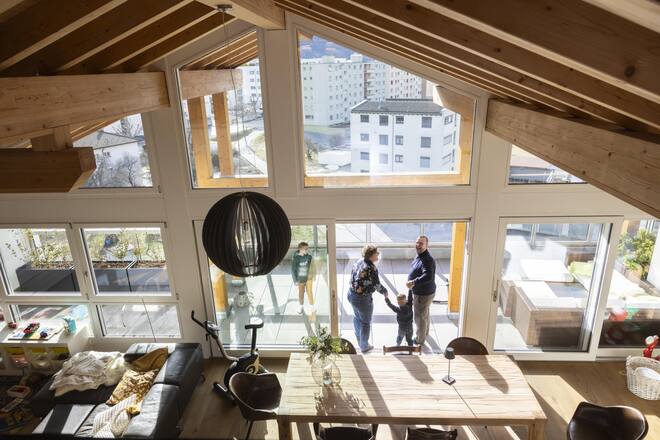 Die Dachwohnung in Naters haben die Bregys 2018 gekauft. Den Hometrainer nutzt er selten. «Ich muss aber abspecken!» – «Weniger Sandwiches in Bern», sagt seine Frau.