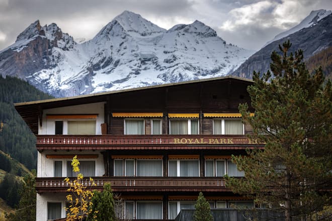 Gefahr am Berg: Am Spitze Stei (rechts im Hintergrund) bewegen sich 20 Millionen Kubikmeter Fels. Bauen oder Umbauen von Gebäuden ist schwierig.