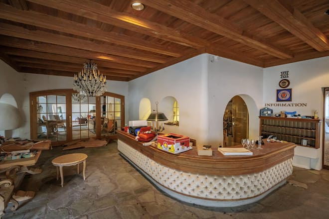 Aufräumen statt Empfangen: An der Rezeption wurden jahrzehntelang Gäste begrüsst, eine Aufräumaktion wurde unterbrochen.