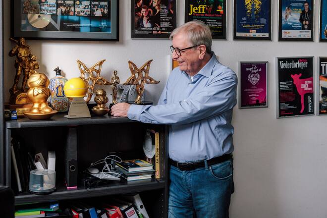 <p>Voller Stolz zeigt Max Sieber einen Teil seiner Auszeichnungen.</p>