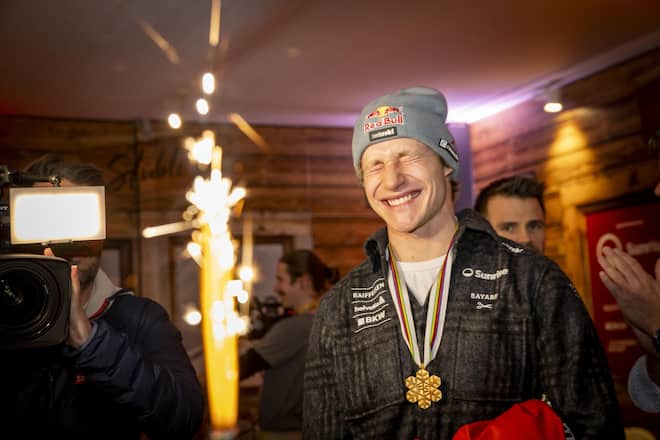 <p>Strahlender Superstar: «Odi» holt an der WM in Saalbach Gold im Super-G und freut sich hemmungslos im «Swiss-Ski Stübli».</p>