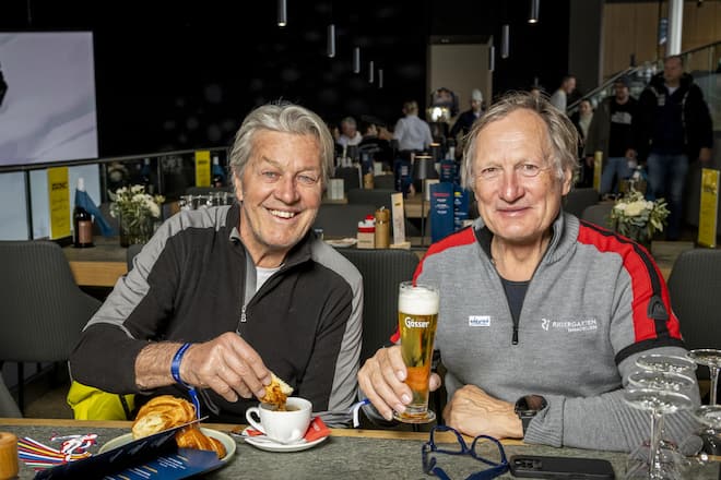 <p>«Da sieht man, wie unsere Länder ticken», frotzelt Bernhard Russi beim Après-Ski. Er bestellt Kaffee, Franz Klammer gönnt sich ein Bier.</p>