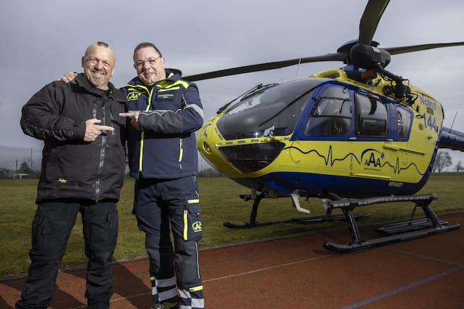 <p>Kennen sich seit bald 15 Jahren: Mundart-rocker Gölä und Helikopterpilot Jürg Fleischmann (r.).</p>