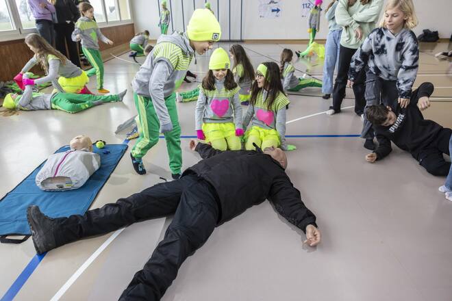 <p>Gemeinsam anpacken: Die Schwiizergoofe sollen den «verunfallten» Gölä in die stabile Seitenlage hieven.</p>