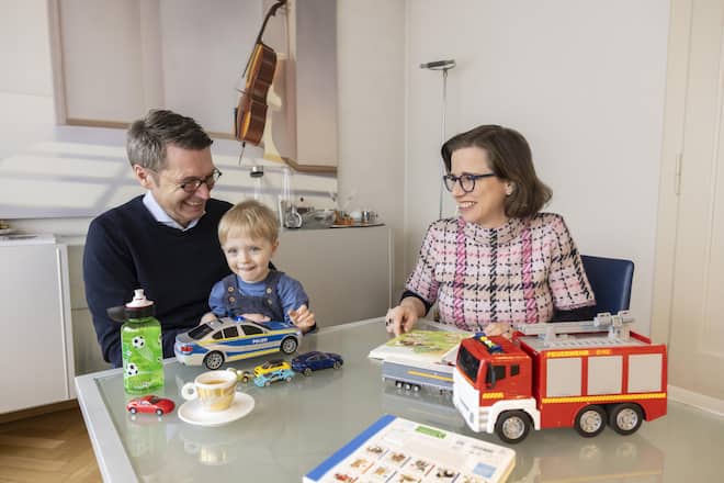 Autos sind auch auf dem Familientisch bei Peter Grünenfelder, Ehefrau Christa Markwalder und Söhnchen Michel stets präsent. 