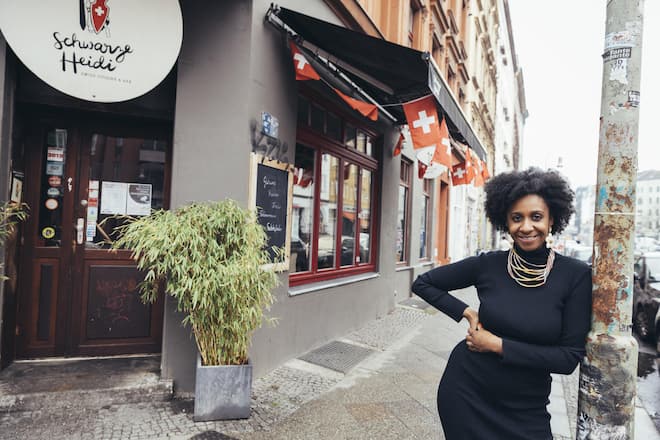 Sorgt für Humor und stillt den Hunger: Jennifer Mulinde Schmid vor ihrer über die Hauptstadt hinaus berühmten Beiz «Schwarze Heidi».