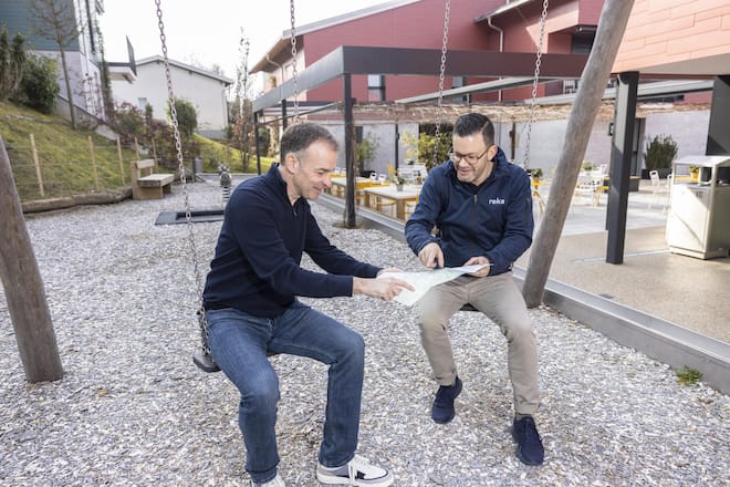 <p>Gehört in jedem Reka-Dorf dazu: ein Aussenspielplatz. Roland Ludwig (l.) bekommt von Flurin Cajacob, Gastgeber des Feriendorfs Lugano-Albonago, Tipps für die Biketour in der Region des Monte Brè.</p>
