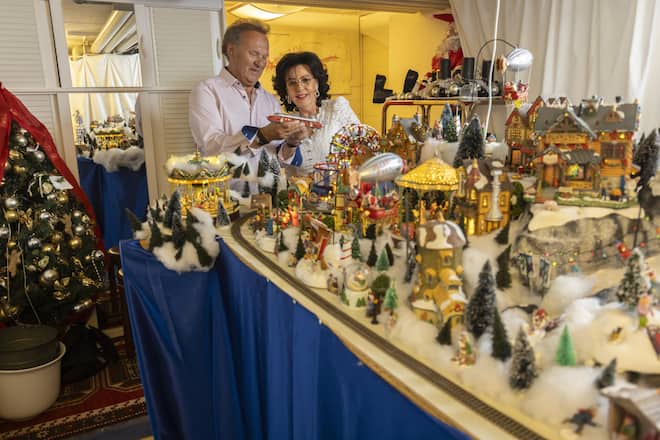 Mit Musik und Rotem Pfeil. Im Keller hat Erika ihrem Carlo «unser geliebtes Weihnachtsland» gestaltet.