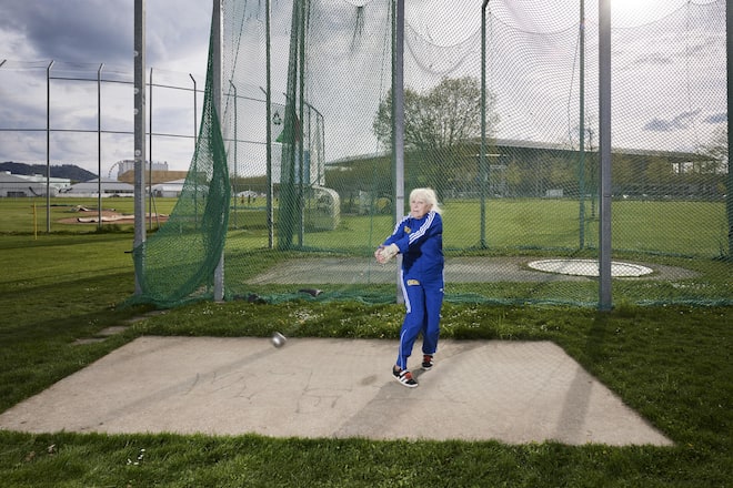 Dreimal pro Woche trainiert Margaritha Dähler-Stettler mit dem Hammer – auch in einer Gruppe mit jüngeren Sportlern.