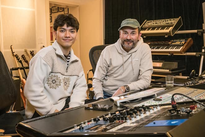 <p>Der Österreichische Mit-Favorit JJ (links) wird vom Schweizer Pele Loriano gemanaged. Er steht in den Wettquoten auf Platz 2.</p>